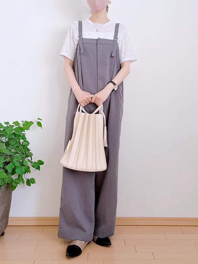 程よい透け感がおしゃれで、着心地もばつぐん。, 大人世代が着るなら、いつもより大きめがおすすめ。, シアー素材ならではのおしゃれも楽しめます。, 着回し力が高くて、コスパばつぐんです。, ほかの色も欲しくなる、万能Tシャツ。