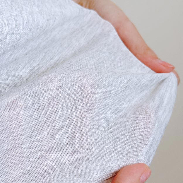 程よい透け感がおしゃれで、着心地もばつぐん。, 大人世代が着るなら、いつもより大きめがおすすめ。, シアー素材ならではのおしゃれも楽しめます。, 着回し力が高くて、コスパばつぐんです。, ほかの色も欲しくなる、万能Tシャツ。