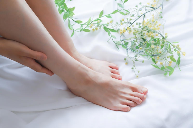 足腰が弱ると寝たきりや認知機能の低下を招く可能性も, 「かかと上げストレッチ」や「アキレス腱ストレッチ」で足首を守り、柔軟性を保つ, 「つま先上げストレッチ」のやりかた, 「かかと上げストレッチ」のやりかた, 「アキレス腱ストレッチ」のやりかた, 「足首の関節ストレッチ」のやりかた, 「足首ゴムバンドストレッチ」のやりかた, 「足浴」は高齢者の転倒予防の効果も