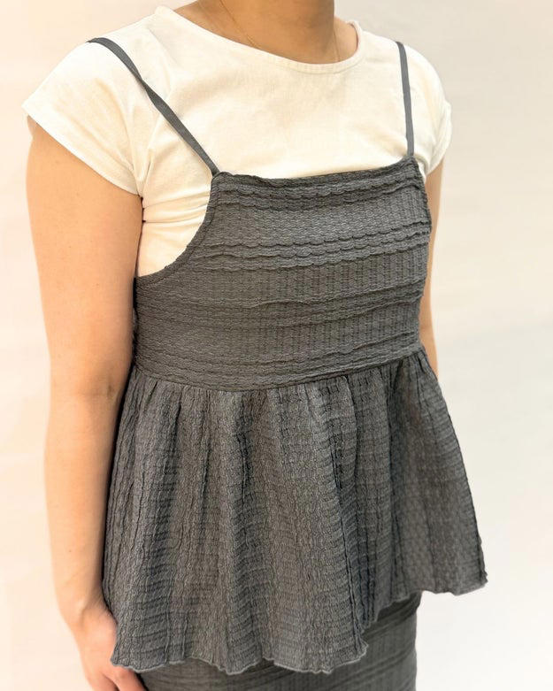 1.「レイクールボーダーキャミセット」、「レイクール ボーダースカート」, 2.「タフコットン プリントTシャツ」, 3.「デニムプリントストレートパンツ」, 4.「撥水バルーンスカート」, 5.「シャーリング総柄ワイドパンツ」, 6.「シーンレス遮熱ブラウス」, 7.「ジョブライト ワイドパンツ」