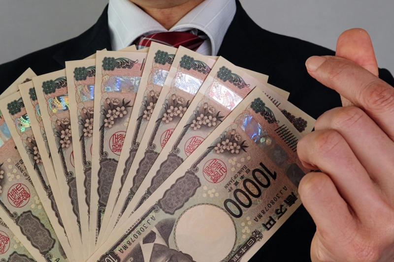 【日本の世帯の貯蓄額一覧表】貯蓄4000万円以上の割合は？, 【日本の二人以上世帯・貯蓄額一覧表】, 貯蓄がない世帯の背景とリスク, 貯蓄がほとんどない世帯が生じる主な背景, 貯蓄がない状況が続く場合のリスク, 「貯蓄4000万円以上の世帯」平均年収はいくらか。年収×貯蓄の相関性を一覧表で確認, 【一覧表】二人以上世帯の貯蓄残高別の平均年収, 統計データと「生活実感」のズレに焦る必要はない, 貯蓄は「シミュレーション・計画・継続」が重要