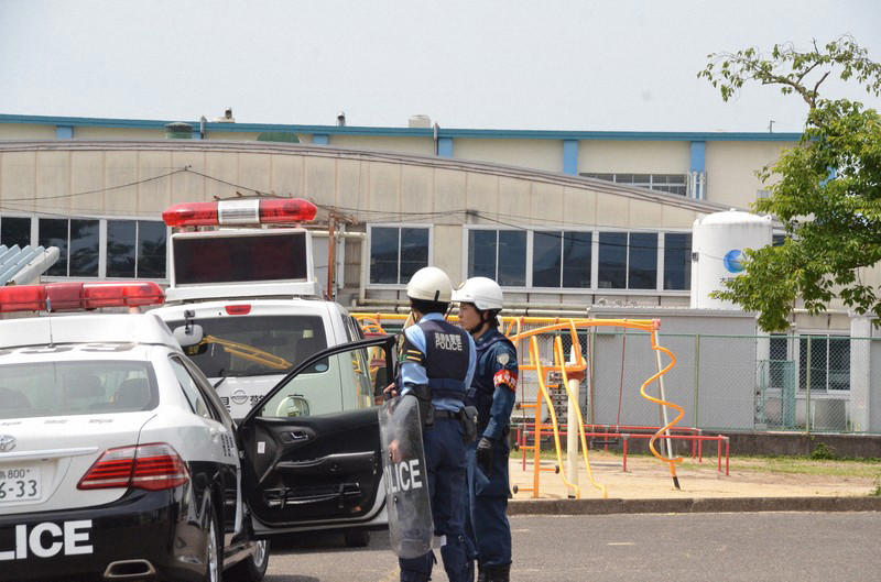 クマが出没した事業所周辺。警察官が警戒に当たっている＝福島市笹木野で2026年6月2日午前9時57分、松本光樹撮影, クマが出没した事業所周辺。警察官が警戒に当たっている＝福島市笹木野で2026年6月2日午前9時56分、松本光樹撮影, クマが立てこもる事業所の敷地のそばで、緊急銃猟の実施へ向けて準備する警察や市の担当者ら＝福島市笹木野で2026年6月2日午後3時38分、松本光樹撮影, 緊急銃猟が続き、現場周辺では立ち入り規制が続いた＝福島市笹木野で2026年6月3日午前10時25分、岩間理紀撮影