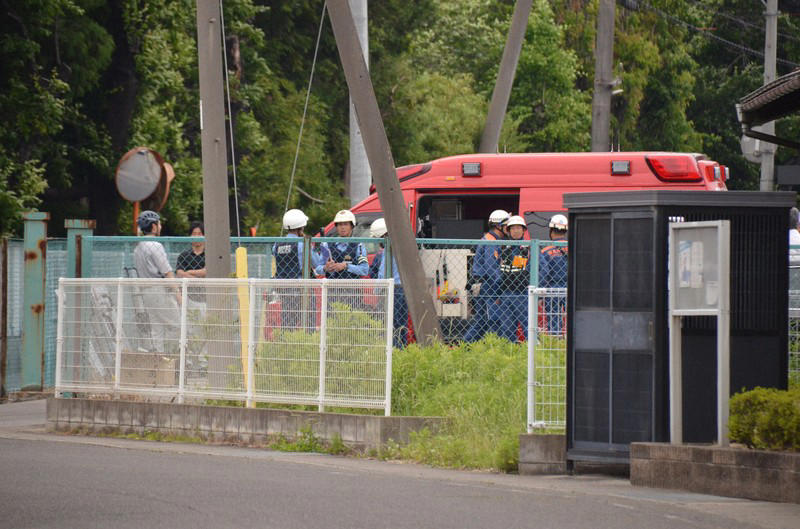 クマが出没した事業所周辺。警察官が警戒に当たっている＝福島市笹木野で2026年6月2日午前9時57分、松本光樹撮影, クマが出没した事業所周辺。警察官が警戒に当たっている＝福島市笹木野で2026年6月2日午前9時56分、松本光樹撮影, クマが立てこもる事業所の敷地のそばで、緊急銃猟の実施へ向けて準備する警察や市の担当者ら＝福島市笹木野で2026年6月2日午後3時38分、松本光樹撮影, 緊急銃猟が続き、現場周辺では立ち入り規制が続いた＝福島市笹木野で2026年6月3日午前10時25分、岩間理紀撮影
