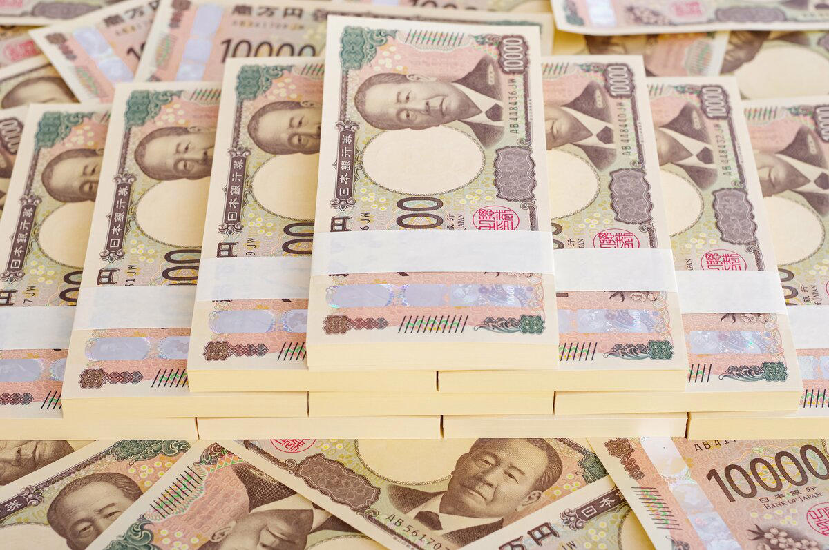日本の公的年金制度「国民年金」と「厚生年金」の基本構造, 2026年度の年金額はいくら？厚生年金・国民年金の支給額モデルケース, 厚生年金と国民年金の合計で「月15万円」もらえる人はどのくらい？受給者の割合を解説, 厚生年金の受給額別に見る受給権者の分布, 60歳代単身世帯の半数が「年金だけでは生活が厳しい」と回答, 「年金だけで不自由なく暮らせる」と感じるシニアは少数派, 単身世帯で「日常生活費も厳しい」と感じる割合は高い傾向に, 生活にゆとりがない最大の要因は「物価上昇」, 年金制度改正の動向：「年収106万円の壁」撤廃への動き, 年金制度改正の主なポイントを確認, まとめ：これからの老後資金対策で大切なこと