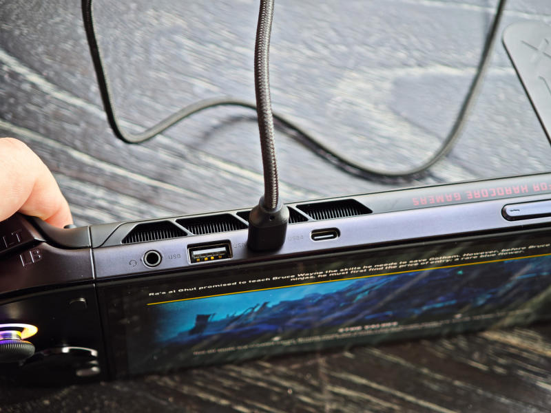 Intelのハンドヘルドゲーミング向けとしては第3世代となるArc G3, 同じPanther LakeでもPコアが4から2に、ディスプレイ出力が3から2、TB4が4から2に, Ryzen Z2 Extremeと比較して性能が平均42%向上し、同じ性能なら電力は半分に, OneXPlayer 3も公開される