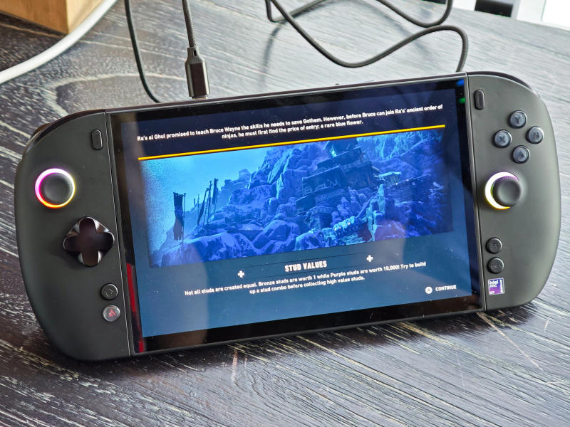 Intelのハンドヘルドゲーミング向けとしては第3世代となるArc G3, 同じPanther LakeでもPコアが4から2に、ディスプレイ出力が3から2、TB4が4から2に, Ryzen Z2 Extremeと比較して性能が平均42%向上し、同じ性能なら電力は半分に, OneXPlayer 3も公開される
