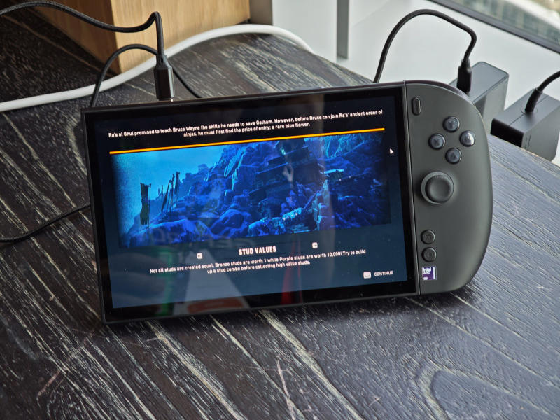 Intelのハンドヘルドゲーミング向けとしては第3世代となるArc G3, 同じPanther LakeでもPコアが4から2に、ディスプレイ出力が3から2、TB4が4から2に, Ryzen Z2 Extremeと比較して性能が平均42%向上し、同じ性能なら電力は半分に, OneXPlayer 3も公開される