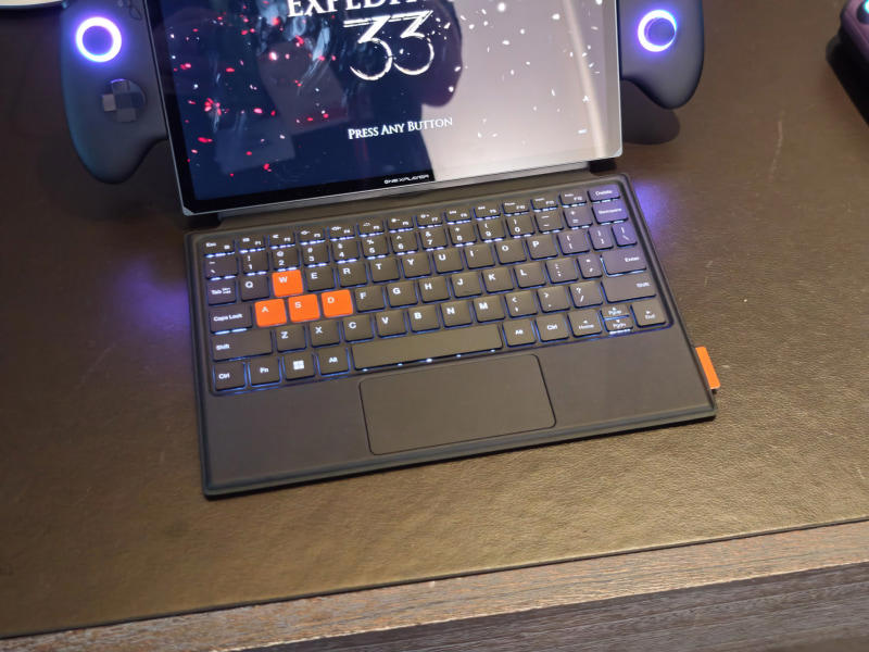 Intelのハンドヘルドゲーミング向けとしては第3世代となるArc G3, 同じPanther LakeでもPコアが4から2に、ディスプレイ出力が3から2、TB4が4から2に, Ryzen Z2 Extremeと比較して性能が平均42%向上し、同じ性能なら電力は半分に, OneXPlayer 3も公開される