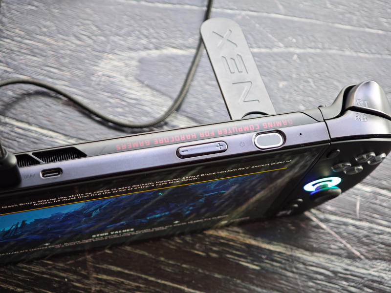 Intelのハンドヘルドゲーミング向けとしては第3世代となるArc G3, 同じPanther LakeでもPコアが4から2に、ディスプレイ出力が3から2、TB4が4から2に, Ryzen Z2 Extremeと比較して性能が平均42%向上し、同じ性能なら電力は半分に, OneXPlayer 3も公開される
