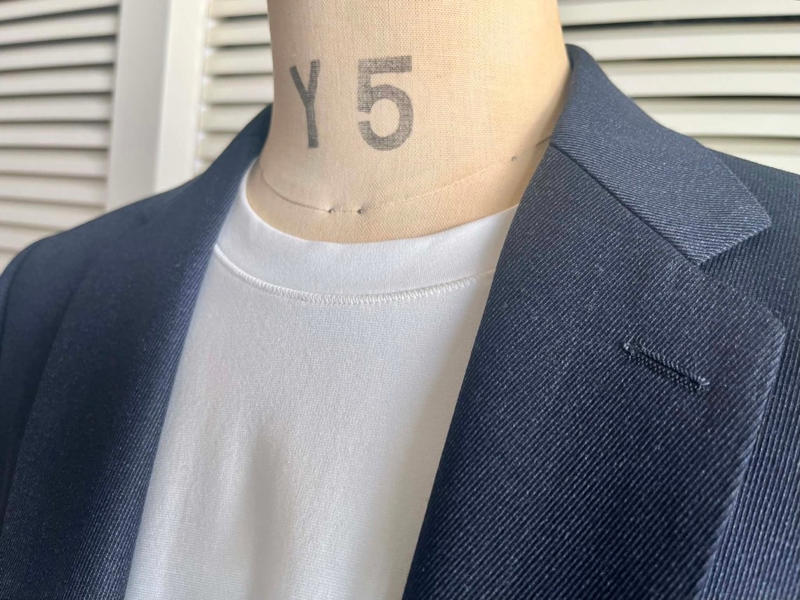 ビジネスシーンに向いていない「ユニクロTシャツの正体」, 一枚で着られるユニクロのビジネスT, ニット編みとは異なるビジネスT, だらしなさを決定づける「着丈の差」という罠