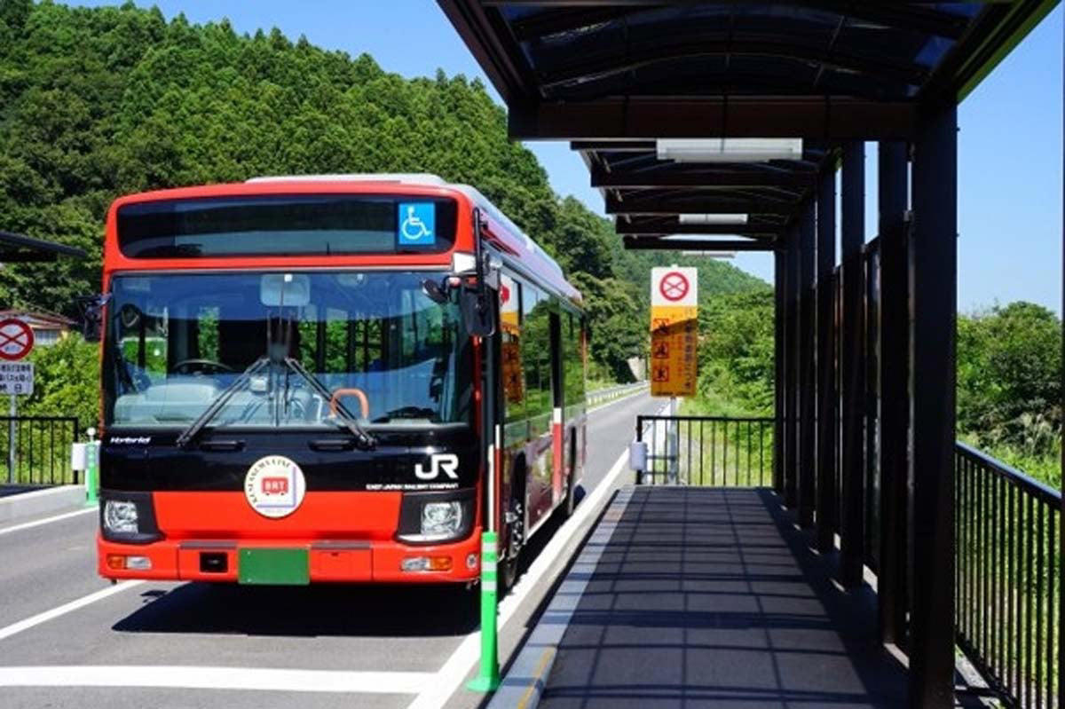 地方ローカル線が迎える転換期, 鉄路が直面する経済的限界, 次世代移動システムの実験場, 生活圏へ歩み寄る車の機動力, 大量輸送の課題と技術的補完, 観光客需要と生活路線の両立, 二項対立を超える地域交通
