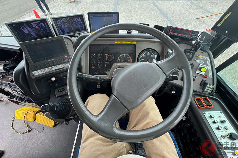 マニア垂涎の「2階建てバス＆トレーラー」運転体験が凄かった, 超ド級2台の感覚はどうだった？ 体験会参加者の声を聞いた, 編集部員も空き時間でエアロキング＆プロフィア＋トレーラーを体験！, 難易度「規格外」 激ムズ「トレーラー」は？