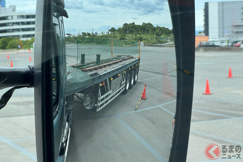 マニア垂涎の「2階建てバス＆トレーラー」運転体験が凄かった, 超ド級2台の感覚はどうだった？ 体験会参加者の声を聞いた, 編集部員も空き時間でエアロキング＆プロフィア＋トレーラーを体験！, 難易度「規格外」 激ムズ「トレーラー」は？