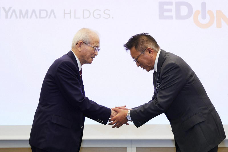 記者会見を終え、握手を交わすヤマダホールディングスの山田昇代表取締役会長兼CEO（左）とエディオンの久保允誉代表取締役会長兼CEO＝東京都千代田区で2026年6月5日午後5時58分、吉田航太撮影, 記者会見するヤマダホールディングスの山田昇代表取締役会長兼CEO（左）とエディオンの久保允誉代表取締役会長兼CEO＝東京都千代田区で2026年6月5日午後5時7分、吉田航太撮影, 記者会見で記者の質問に笑顔を見せるヤマダホールディングスの山田昇代表取締役会長兼CEO（左）とエディオンの久保允誉代表取締役会長兼CEO＝東京都千代田区で2026年6月5日午後5時35分、吉田航太撮影, 記者会見するヤマダホールディングスの山田昇代表取締役会長兼CEO＝東京都千代田区で2026年6月5日午後5時10分、吉田航太撮影, 記者会見するエディオンの久保允誉代表取締役会長兼CEO（右）とヤマダホールディングスの山田昇代表取締役会長兼CEO＝東京都千代田区で2026年6月5日午後5時19分、吉田航太撮影, 記者会見するエディオンの久保允誉代表取締役会長兼CEO（右）とヤマダホールディングスの山田昇代表取締役会長兼CEO＝東京都千代田区で2026年6月5日午後5時17分、吉田航太撮影, 記者会見するエディオンの久保允誉代表取締役会長兼CEO＝東京都千代田区で2026年6月5日午後5時18分、吉田航太撮影, 記者会見で記者の質問に答えるヤマダホールディングスの山田昇代表取締役会長兼CEO（左）とエディオンの久保允誉代表取締役会長兼CEO＝東京都千代田区で2026年6月5日午後5時41分、吉田航太撮影, 記者会見で記者の質問に答えるヤマダホールディングスの山田昇代表取締役会長兼CEO（左）とエディオンの久保允誉代表取締役会長兼CEO＝東京都千代田区で2026年6月5日午後5時半、吉田航太撮影, 記者会見で記者の質問に答えるヤマダホールディングスの山田昇代表取締役会長兼CEO（奥左から2人目）とエディオンの久保允誉代表取締役会長兼CEO（同3人目）＝東京都千代田区で2026年6月5日午後5時29分、吉田航太撮影, 記者会見を終え、手を合わせるヤマダホールディングスの山田昇代表取締役会長兼CEO（左）と握手を求めるエディオンの久保允誉代表取締役会長兼CEO＝東京都千代田区で2026年6月5日午後5時58分、吉田航太撮影, 記者会見を終え、握手を交わすヤマダホールディングスの山田昇代表取締役会長兼CEO（左）とエディオンの久保允誉代表取締役会長兼CEO＝東京都千代田区で2026年6月5日午後5時58分、吉田航太撮影, 記者会見を終え、握手を交わすヤマダホールディングスの山田昇代表取締役会長兼CEO（左）とエディオンの久保允誉代表取締役会長兼CEO＝東京都千代田区で2026年6月5日午後5時56分、吉田航太撮影