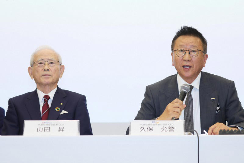 記者会見を終え、握手を交わすヤマダホールディングスの山田昇代表取締役会長兼CEO（左）とエディオンの久保允誉代表取締役会長兼CEO＝東京都千代田区で2026年6月5日午後5時58分、吉田航太撮影, 記者会見するヤマダホールディングスの山田昇代表取締役会長兼CEO（左）とエディオンの久保允誉代表取締役会長兼CEO＝東京都千代田区で2026年6月5日午後5時7分、吉田航太撮影, 記者会見で記者の質問に笑顔を見せるヤマダホールディングスの山田昇代表取締役会長兼CEO（左）とエディオンの久保允誉代表取締役会長兼CEO＝東京都千代田区で2026年6月5日午後5時35分、吉田航太撮影, 記者会見するヤマダホールディングスの山田昇代表取締役会長兼CEO＝東京都千代田区で2026年6月5日午後5時10分、吉田航太撮影, 記者会見するエディオンの久保允誉代表取締役会長兼CEO（右）とヤマダホールディングスの山田昇代表取締役会長兼CEO＝東京都千代田区で2026年6月5日午後5時19分、吉田航太撮影, 記者会見するエディオンの久保允誉代表取締役会長兼CEO（右）とヤマダホールディングスの山田昇代表取締役会長兼CEO＝東京都千代田区で2026年6月5日午後5時17分、吉田航太撮影, 記者会見するエディオンの久保允誉代表取締役会長兼CEO＝東京都千代田区で2026年6月5日午後5時18分、吉田航太撮影, 記者会見で記者の質問に答えるヤマダホールディングスの山田昇代表取締役会長兼CEO（左）とエディオンの久保允誉代表取締役会長兼CEO＝東京都千代田区で2026年6月5日午後5時41分、吉田航太撮影, 記者会見で記者の質問に答えるヤマダホールディングスの山田昇代表取締役会長兼CEO（左）とエディオンの久保允誉代表取締役会長兼CEO＝東京都千代田区で2026年6月5日午後5時半、吉田航太撮影, 記者会見で記者の質問に答えるヤマダホールディングスの山田昇代表取締役会長兼CEO（奥左から2人目）とエディオンの久保允誉代表取締役会長兼CEO（同3人目）＝東京都千代田区で2026年6月5日午後5時29分、吉田航太撮影, 記者会見を終え、手を合わせるヤマダホールディングスの山田昇代表取締役会長兼CEO（左）と握手を求めるエディオンの久保允誉代表取締役会長兼CEO＝東京都千代田区で2026年6月5日午後5時58分、吉田航太撮影, 記者会見を終え、握手を交わすヤマダホールディングスの山田昇代表取締役会長兼CEO（左）とエディオンの久保允誉代表取締役会長兼CEO＝東京都千代田区で2026年6月5日午後5時58分、吉田航太撮影, 記者会見を終え、握手を交わすヤマダホールディングスの山田昇代表取締役会長兼CEO（左）とエディオンの久保允誉代表取締役会長兼CEO＝東京都千代田区で2026年6月5日午後5時56分、吉田航太撮影