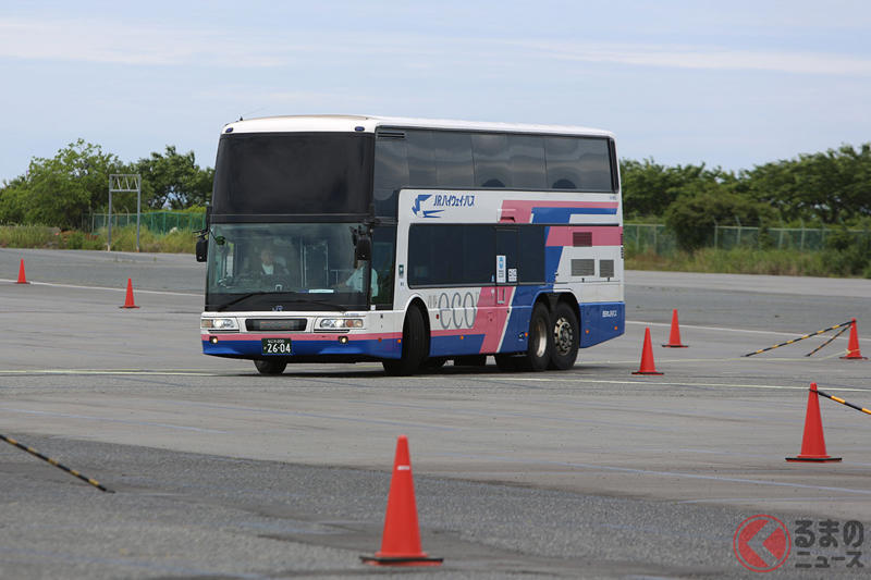 マニア垂涎の「2階建てバス＆トレーラー」運転体験が凄かった, 超ド級2台の感覚はどうだった？ 体験会参加者の声を聞いた, 編集部員も空き時間でエアロキング＆プロフィア＋トレーラーを体験！, 難易度「規格外」 激ムズ「トレーラー」は？
