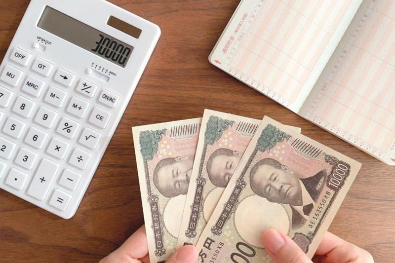 日本の平均年収はいくら?給与所得者の実態を確認, 【年代・性別】給与所得者の平均年収を年齢階級別に比較, 年金の基本構造:厚生年金と国民年金を受け取れる対象者とは, 年収600万円で40年勤務した場合の年金受給額をシミュレーション, ステップ1:国民年金(老齢基礎年金)の受給額を計算, ステップ2:厚生年金(老齢厚生年金)の受給額を計算, 注意点:年金からも税金や社会保険料は天引きされる, まとめ:将来の年金額を把握し、早期の資産形成を