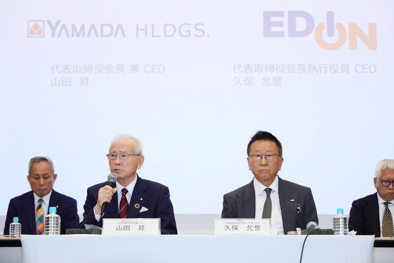 記者会見を終え、握手を交わすヤマダホールディングスの山田昇代表取締役会長兼CEO（左）とエディオンの久保允誉代表取締役会長兼CEO＝東京都千代田区で2026年6月5日午後5時58分、吉田航太撮影, 記者会見するヤマダホールディングスの山田昇代表取締役会長兼CEO（左）とエディオンの久保允誉代表取締役会長兼CEO＝東京都千代田区で2026年6月5日午後5時7分、吉田航太撮影, 記者会見で記者の質問に笑顔を見せるヤマダホールディングスの山田昇代表取締役会長兼CEO（左）とエディオンの久保允誉代表取締役会長兼CEO＝東京都千代田区で2026年6月5日午後5時35分、吉田航太撮影, 記者会見するヤマダホールディングスの山田昇代表取締役会長兼CEO＝東京都千代田区で2026年6月5日午後5時10分、吉田航太撮影, 記者会見するエディオンの久保允誉代表取締役会長兼CEO（右）とヤマダホールディングスの山田昇代表取締役会長兼CEO＝東京都千代田区で2026年6月5日午後5時19分、吉田航太撮影, 記者会見するエディオンの久保允誉代表取締役会長兼CEO（右）とヤマダホールディングスの山田昇代表取締役会長兼CEO＝東京都千代田区で2026年6月5日午後5時17分、吉田航太撮影, 記者会見するエディオンの久保允誉代表取締役会長兼CEO＝東京都千代田区で2026年6月5日午後5時18分、吉田航太撮影, 記者会見で記者の質問に答えるヤマダホールディングスの山田昇代表取締役会長兼CEO（左）とエディオンの久保允誉代表取締役会長兼CEO＝東京都千代田区で2026年6月5日午後5時41分、吉田航太撮影, 記者会見で記者の質問に答えるヤマダホールディングスの山田昇代表取締役会長兼CEO（左）とエディオンの久保允誉代表取締役会長兼CEO＝東京都千代田区で2026年6月5日午後5時半、吉田航太撮影, 記者会見で記者の質問に答えるヤマダホールディングスの山田昇代表取締役会長兼CEO（奥左から2人目）とエディオンの久保允誉代表取締役会長兼CEO（同3人目）＝東京都千代田区で2026年6月5日午後5時29分、吉田航太撮影, 記者会見を終え、手を合わせるヤマダホールディングスの山田昇代表取締役会長兼CEO（左）と握手を求めるエディオンの久保允誉代表取締役会長兼CEO＝東京都千代田区で2026年6月5日午後5時58分、吉田航太撮影, 記者会見を終え、握手を交わすヤマダホールディングスの山田昇代表取締役会長兼CEO（左）とエディオンの久保允誉代表取締役会長兼CEO＝東京都千代田区で2026年6月5日午後5時58分、吉田航太撮影, 記者会見を終え、握手を交わすヤマダホールディングスの山田昇代表取締役会長兼CEO（左）とエディオンの久保允誉代表取締役会長兼CEO＝東京都千代田区で2026年6月5日午後5時56分、吉田航太撮影