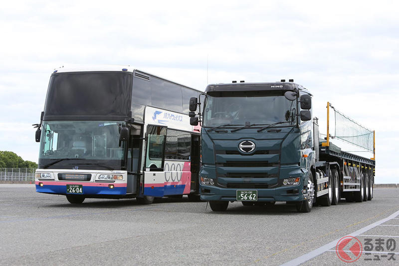 マニア垂涎の「2階建てバス＆トレーラー」運転体験が凄かった, 超ド級2台の感覚はどうだった？ 体験会参加者の声を聞いた, 編集部員も空き時間でエアロキング＆プロフィア＋トレーラーを体験！, 難易度「規格外」 激ムズ「トレーラー」は？