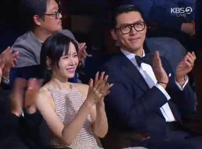 1. 始まりは共演者 としての出会い…映画『ザ・ネゴシエーション』で初共演（2018年）, 2. 三度の熱愛説が浮上も「ただの友人」と否定（2019～2020年）, 3. 四度目の熱愛説、ついに交際を認める（2021年）, 4. 『愛の不時着』から結婚へ…ついにゴールイン（2022年）