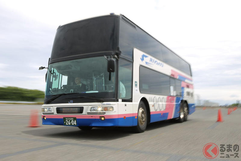 マニア垂涎の「2階建てバス＆トレーラー」運転体験が凄かった, 超ド級2台の感覚はどうだった？ 体験会参加者の声を聞いた, 編集部員も空き時間でエアロキング＆プロフィア＋トレーラーを体験！, 難易度「規格外」 激ムズ「トレーラー」は？