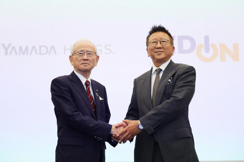 記者会見を終え、握手を交わすヤマダホールディングスの山田昇代表取締役会長兼CEO（左）とエディオンの久保允誉代表取締役会長兼CEO＝東京都千代田区で2026年6月5日午後5時58分、吉田航太撮影, 記者会見するヤマダホールディングスの山田昇代表取締役会長兼CEO（左）とエディオンの久保允誉代表取締役会長兼CEO＝東京都千代田区で2026年6月5日午後5時7分、吉田航太撮影, 記者会見で記者の質問に笑顔を見せるヤマダホールディングスの山田昇代表取締役会長兼CEO（左）とエディオンの久保允誉代表取締役会長兼CEO＝東京都千代田区で2026年6月5日午後5時35分、吉田航太撮影, 記者会見するヤマダホールディングスの山田昇代表取締役会長兼CEO＝東京都千代田区で2026年6月5日午後5時10分、吉田航太撮影, 記者会見するエディオンの久保允誉代表取締役会長兼CEO（右）とヤマダホールディングスの山田昇代表取締役会長兼CEO＝東京都千代田区で2026年6月5日午後5時19分、吉田航太撮影, 記者会見するエディオンの久保允誉代表取締役会長兼CEO（右）とヤマダホールディングスの山田昇代表取締役会長兼CEO＝東京都千代田区で2026年6月5日午後5時17分、吉田航太撮影, 記者会見するエディオンの久保允誉代表取締役会長兼CEO＝東京都千代田区で2026年6月5日午後5時18分、吉田航太撮影, 記者会見で記者の質問に答えるヤマダホールディングスの山田昇代表取締役会長兼CEO（左）とエディオンの久保允誉代表取締役会長兼CEO＝東京都千代田区で2026年6月5日午後5時41分、吉田航太撮影, 記者会見で記者の質問に答えるヤマダホールディングスの山田昇代表取締役会長兼CEO（左）とエディオンの久保允誉代表取締役会長兼CEO＝東京都千代田区で2026年6月5日午後5時半、吉田航太撮影, 記者会見で記者の質問に答えるヤマダホールディングスの山田昇代表取締役会長兼CEO（奥左から2人目）とエディオンの久保允誉代表取締役会長兼CEO（同3人目）＝東京都千代田区で2026年6月5日午後5時29分、吉田航太撮影, 記者会見を終え、手を合わせるヤマダホールディングスの山田昇代表取締役会長兼CEO（左）と握手を求めるエディオンの久保允誉代表取締役会長兼CEO＝東京都千代田区で2026年6月5日午後5時58分、吉田航太撮影, 記者会見を終え、握手を交わすヤマダホールディングスの山田昇代表取締役会長兼CEO（左）とエディオンの久保允誉代表取締役会長兼CEO＝東京都千代田区で2026年6月5日午後5時58分、吉田航太撮影, 記者会見を終え、握手を交わすヤマダホールディングスの山田昇代表取締役会長兼CEO（左）とエディオンの久保允誉代表取締役会長兼CEO＝東京都千代田区で2026年6月5日午後5時56分、吉田航太撮影