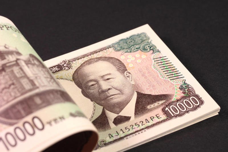 「年金生活者支援給付金」とは?公的年金に上乗せで支給される制度の仕組みを解説, 年金生活者支援給付金の対象者は?給付金の種類別にみる支給要件, 老齢年金の場合:給付金の対象となる3つの支給要件, 障害年金の場合:給付金を受け取るための支給要件, 遺族年金の場合:給付金の支給対象となる条件, 2026年度の年金生活者支援給付金、支給額はいくらになる?, 2026年度の給付額を年金の種類別に確認, 年金生活者支援給付金の申請方法は?手続きの流れを解説, すでに年金を受給中で、新たに対象になった場合の手続き, これから老齢年金の受給を始める場合の手続き, 申請は初回だけ?2年目以降の手続きについて, 高齢者世帯の生活は厳しい?半数以上が「苦しい」と回答した調査結果, 高齢者世帯における生活意識の詳しい内訳, まとめ:支援制度を活用してゆとりある老後を