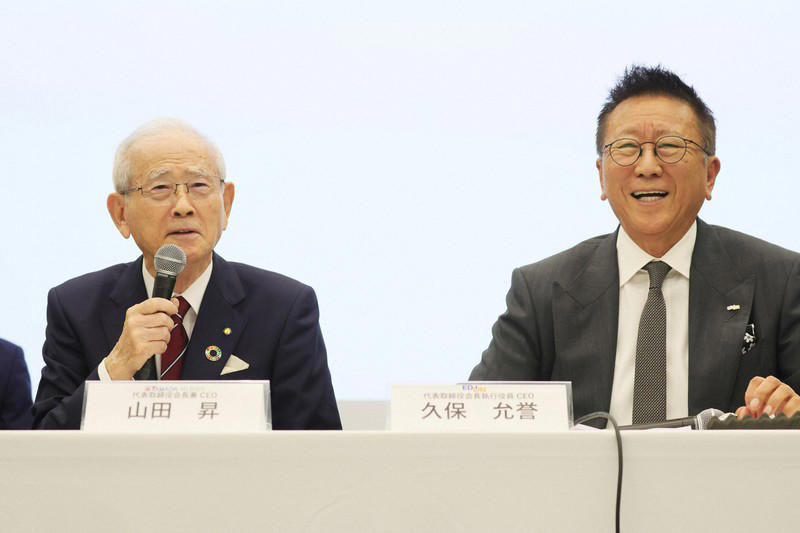 記者会見を終え、握手を交わすヤマダホールディングスの山田昇代表取締役会長兼CEO（左）とエディオンの久保允誉代表取締役会長兼CEO＝東京都千代田区で2026年6月5日午後5時58分、吉田航太撮影, 記者会見するヤマダホールディングスの山田昇代表取締役会長兼CEO（左）とエディオンの久保允誉代表取締役会長兼CEO＝東京都千代田区で2026年6月5日午後5時7分、吉田航太撮影, 記者会見で記者の質問に笑顔を見せるヤマダホールディングスの山田昇代表取締役会長兼CEO（左）とエディオンの久保允誉代表取締役会長兼CEO＝東京都千代田区で2026年6月5日午後5時35分、吉田航太撮影, 記者会見するヤマダホールディングスの山田昇代表取締役会長兼CEO＝東京都千代田区で2026年6月5日午後5時10分、吉田航太撮影, 記者会見するエディオンの久保允誉代表取締役会長兼CEO（右）とヤマダホールディングスの山田昇代表取締役会長兼CEO＝東京都千代田区で2026年6月5日午後5時19分、吉田航太撮影, 記者会見するエディオンの久保允誉代表取締役会長兼CEO（右）とヤマダホールディングスの山田昇代表取締役会長兼CEO＝東京都千代田区で2026年6月5日午後5時17分、吉田航太撮影, 記者会見するエディオンの久保允誉代表取締役会長兼CEO＝東京都千代田区で2026年6月5日午後5時18分、吉田航太撮影, 記者会見で記者の質問に答えるヤマダホールディングスの山田昇代表取締役会長兼CEO（左）とエディオンの久保允誉代表取締役会長兼CEO＝東京都千代田区で2026年6月5日午後5時41分、吉田航太撮影, 記者会見で記者の質問に答えるヤマダホールディングスの山田昇代表取締役会長兼CEO（左）とエディオンの久保允誉代表取締役会長兼CEO＝東京都千代田区で2026年6月5日午後5時半、吉田航太撮影, 記者会見で記者の質問に答えるヤマダホールディングスの山田昇代表取締役会長兼CEO（奥左から2人目）とエディオンの久保允誉代表取締役会長兼CEO（同3人目）＝東京都千代田区で2026年6月5日午後5時29分、吉田航太撮影, 記者会見を終え、手を合わせるヤマダホールディングスの山田昇代表取締役会長兼CEO（左）と握手を求めるエディオンの久保允誉代表取締役会長兼CEO＝東京都千代田区で2026年6月5日午後5時58分、吉田航太撮影, 記者会見を終え、握手を交わすヤマダホールディングスの山田昇代表取締役会長兼CEO（左）とエディオンの久保允誉代表取締役会長兼CEO＝東京都千代田区で2026年6月5日午後5時58分、吉田航太撮影, 記者会見を終え、握手を交わすヤマダホールディングスの山田昇代表取締役会長兼CEO（左）とエディオンの久保允誉代表取締役会長兼CEO＝東京都千代田区で2026年6月5日午後5時56分、吉田航太撮影