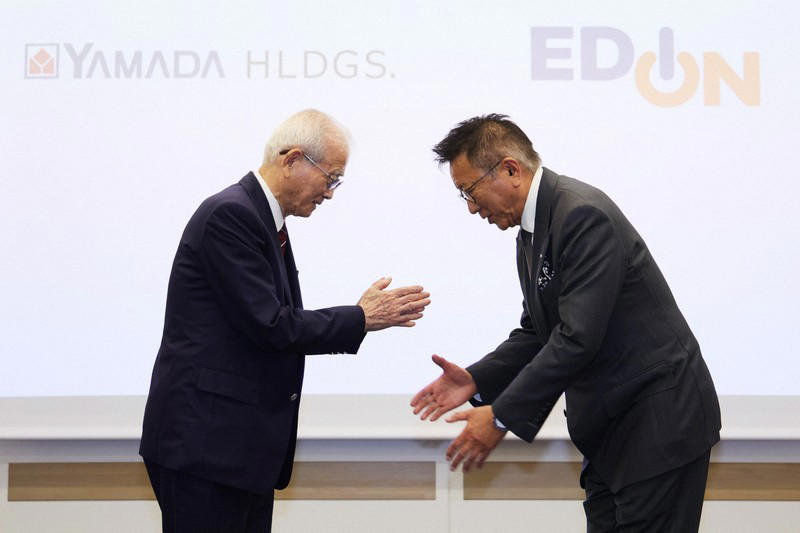 記者会見を終え、握手を交わすヤマダホールディングスの山田昇代表取締役会長兼CEO（左）とエディオンの久保允誉代表取締役会長兼CEO＝東京都千代田区で2026年6月5日午後5時58分、吉田航太撮影, 記者会見するヤマダホールディングスの山田昇代表取締役会長兼CEO（左）とエディオンの久保允誉代表取締役会長兼CEO＝東京都千代田区で2026年6月5日午後5時7分、吉田航太撮影, 記者会見で記者の質問に笑顔を見せるヤマダホールディングスの山田昇代表取締役会長兼CEO（左）とエディオンの久保允誉代表取締役会長兼CEO＝東京都千代田区で2026年6月5日午後5時35分、吉田航太撮影, 記者会見するヤマダホールディングスの山田昇代表取締役会長兼CEO＝東京都千代田区で2026年6月5日午後5時10分、吉田航太撮影, 記者会見するエディオンの久保允誉代表取締役会長兼CEO（右）とヤマダホールディングスの山田昇代表取締役会長兼CEO＝東京都千代田区で2026年6月5日午後5時19分、吉田航太撮影, 記者会見するエディオンの久保允誉代表取締役会長兼CEO（右）とヤマダホールディングスの山田昇代表取締役会長兼CEO＝東京都千代田区で2026年6月5日午後5時17分、吉田航太撮影, 記者会見するエディオンの久保允誉代表取締役会長兼CEO＝東京都千代田区で2026年6月5日午後5時18分、吉田航太撮影, 記者会見で記者の質問に答えるヤマダホールディングスの山田昇代表取締役会長兼CEO（左）とエディオンの久保允誉代表取締役会長兼CEO＝東京都千代田区で2026年6月5日午後5時41分、吉田航太撮影, 記者会見で記者の質問に答えるヤマダホールディングスの山田昇代表取締役会長兼CEO（左）とエディオンの久保允誉代表取締役会長兼CEO＝東京都千代田区で2026年6月5日午後5時半、吉田航太撮影, 記者会見で記者の質問に答えるヤマダホールディングスの山田昇代表取締役会長兼CEO（奥左から2人目）とエディオンの久保允誉代表取締役会長兼CEO（同3人目）＝東京都千代田区で2026年6月5日午後5時29分、吉田航太撮影, 記者会見を終え、手を合わせるヤマダホールディングスの山田昇代表取締役会長兼CEO（左）と握手を求めるエディオンの久保允誉代表取締役会長兼CEO＝東京都千代田区で2026年6月5日午後5時58分、吉田航太撮影, 記者会見を終え、握手を交わすヤマダホールディングスの山田昇代表取締役会長兼CEO（左）とエディオンの久保允誉代表取締役会長兼CEO＝東京都千代田区で2026年6月5日午後5時58分、吉田航太撮影, 記者会見を終え、握手を交わすヤマダホールディングスの山田昇代表取締役会長兼CEO（左）とエディオンの久保允誉代表取締役会長兼CEO＝東京都千代田区で2026年6月5日午後5時56分、吉田航太撮影