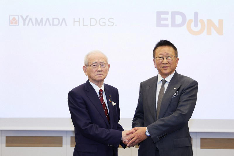 記者会見を終え、握手を交わすヤマダホールディングスの山田昇代表取締役会長兼CEO（左）とエディオンの久保允誉代表取締役会長兼CEO＝東京都千代田区で2026年6月5日午後5時58分、吉田航太撮影, 記者会見するヤマダホールディングスの山田昇代表取締役会長兼CEO（左）とエディオンの久保允誉代表取締役会長兼CEO＝東京都千代田区で2026年6月5日午後5時7分、吉田航太撮影, 記者会見で記者の質問に笑顔を見せるヤマダホールディングスの山田昇代表取締役会長兼CEO（左）とエディオンの久保允誉代表取締役会長兼CEO＝東京都千代田区で2026年6月5日午後5時35分、吉田航太撮影, 記者会見するヤマダホールディングスの山田昇代表取締役会長兼CEO＝東京都千代田区で2026年6月5日午後5時10分、吉田航太撮影, 記者会見するエディオンの久保允誉代表取締役会長兼CEO（右）とヤマダホールディングスの山田昇代表取締役会長兼CEO＝東京都千代田区で2026年6月5日午後5時19分、吉田航太撮影, 記者会見するエディオンの久保允誉代表取締役会長兼CEO（右）とヤマダホールディングスの山田昇代表取締役会長兼CEO＝東京都千代田区で2026年6月5日午後5時17分、吉田航太撮影, 記者会見するエディオンの久保允誉代表取締役会長兼CEO＝東京都千代田区で2026年6月5日午後5時18分、吉田航太撮影, 記者会見で記者の質問に答えるヤマダホールディングスの山田昇代表取締役会長兼CEO（左）とエディオンの久保允誉代表取締役会長兼CEO＝東京都千代田区で2026年6月5日午後5時41分、吉田航太撮影, 記者会見で記者の質問に答えるヤマダホールディングスの山田昇代表取締役会長兼CEO（左）とエディオンの久保允誉代表取締役会長兼CEO＝東京都千代田区で2026年6月5日午後5時半、吉田航太撮影, 記者会見で記者の質問に答えるヤマダホールディングスの山田昇代表取締役会長兼CEO（奥左から2人目）とエディオンの久保允誉代表取締役会長兼CEO（同3人目）＝東京都千代田区で2026年6月5日午後5時29分、吉田航太撮影, 記者会見を終え、手を合わせるヤマダホールディングスの山田昇代表取締役会長兼CEO（左）と握手を求めるエディオンの久保允誉代表取締役会長兼CEO＝東京都千代田区で2026年6月5日午後5時58分、吉田航太撮影, 記者会見を終え、握手を交わすヤマダホールディングスの山田昇代表取締役会長兼CEO（左）とエディオンの久保允誉代表取締役会長兼CEO＝東京都千代田区で2026年6月5日午後5時58分、吉田航太撮影, 記者会見を終え、握手を交わすヤマダホールディングスの山田昇代表取締役会長兼CEO（左）とエディオンの久保允誉代表取締役会長兼CEO＝東京都千代田区で2026年6月5日午後5時56分、吉田航太撮影