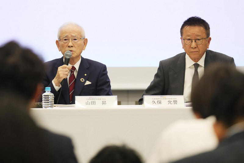 記者会見を終え、握手を交わすヤマダホールディングスの山田昇代表取締役会長兼CEO（左）とエディオンの久保允誉代表取締役会長兼CEO＝東京都千代田区で2026年6月5日午後5時58分、吉田航太撮影, 記者会見するヤマダホールディングスの山田昇代表取締役会長兼CEO（左）とエディオンの久保允誉代表取締役会長兼CEO＝東京都千代田区で2026年6月5日午後5時7分、吉田航太撮影, 記者会見で記者の質問に笑顔を見せるヤマダホールディングスの山田昇代表取締役会長兼CEO（左）とエディオンの久保允誉代表取締役会長兼CEO＝東京都千代田区で2026年6月5日午後5時35分、吉田航太撮影, 記者会見するヤマダホールディングスの山田昇代表取締役会長兼CEO＝東京都千代田区で2026年6月5日午後5時10分、吉田航太撮影, 記者会見するエディオンの久保允誉代表取締役会長兼CEO（右）とヤマダホールディングスの山田昇代表取締役会長兼CEO＝東京都千代田区で2026年6月5日午後5時19分、吉田航太撮影, 記者会見するエディオンの久保允誉代表取締役会長兼CEO（右）とヤマダホールディングスの山田昇代表取締役会長兼CEO＝東京都千代田区で2026年6月5日午後5時17分、吉田航太撮影, 記者会見するエディオンの久保允誉代表取締役会長兼CEO＝東京都千代田区で2026年6月5日午後5時18分、吉田航太撮影, 記者会見で記者の質問に答えるヤマダホールディングスの山田昇代表取締役会長兼CEO（左）とエディオンの久保允誉代表取締役会長兼CEO＝東京都千代田区で2026年6月5日午後5時41分、吉田航太撮影, 記者会見で記者の質問に答えるヤマダホールディングスの山田昇代表取締役会長兼CEO（左）とエディオンの久保允誉代表取締役会長兼CEO＝東京都千代田区で2026年6月5日午後5時半、吉田航太撮影, 記者会見で記者の質問に答えるヤマダホールディングスの山田昇代表取締役会長兼CEO（奥左から2人目）とエディオンの久保允誉代表取締役会長兼CEO（同3人目）＝東京都千代田区で2026年6月5日午後5時29分、吉田航太撮影, 記者会見を終え、手を合わせるヤマダホールディングスの山田昇代表取締役会長兼CEO（左）と握手を求めるエディオンの久保允誉代表取締役会長兼CEO＝東京都千代田区で2026年6月5日午後5時58分、吉田航太撮影, 記者会見を終え、握手を交わすヤマダホールディングスの山田昇代表取締役会長兼CEO（左）とエディオンの久保允誉代表取締役会長兼CEO＝東京都千代田区で2026年6月5日午後5時58分、吉田航太撮影, 記者会見を終え、握手を交わすヤマダホールディングスの山田昇代表取締役会長兼CEO（左）とエディオンの久保允誉代表取締役会長兼CEO＝東京都千代田区で2026年6月5日午後5時56分、吉田航太撮影