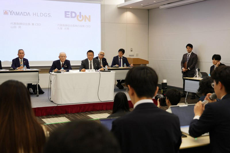 記者会見を終え、握手を交わすヤマダホールディングスの山田昇代表取締役会長兼CEO（左）とエディオンの久保允誉代表取締役会長兼CEO＝東京都千代田区で2026年6月5日午後5時58分、吉田航太撮影, 記者会見するヤマダホールディングスの山田昇代表取締役会長兼CEO（左）とエディオンの久保允誉代表取締役会長兼CEO＝東京都千代田区で2026年6月5日午後5時7分、吉田航太撮影, 記者会見で記者の質問に笑顔を見せるヤマダホールディングスの山田昇代表取締役会長兼CEO（左）とエディオンの久保允誉代表取締役会長兼CEO＝東京都千代田区で2026年6月5日午後5時35分、吉田航太撮影, 記者会見するヤマダホールディングスの山田昇代表取締役会長兼CEO＝東京都千代田区で2026年6月5日午後5時10分、吉田航太撮影, 記者会見するエディオンの久保允誉代表取締役会長兼CEO（右）とヤマダホールディングスの山田昇代表取締役会長兼CEO＝東京都千代田区で2026年6月5日午後5時19分、吉田航太撮影, 記者会見するエディオンの久保允誉代表取締役会長兼CEO（右）とヤマダホールディングスの山田昇代表取締役会長兼CEO＝東京都千代田区で2026年6月5日午後5時17分、吉田航太撮影, 記者会見するエディオンの久保允誉代表取締役会長兼CEO＝東京都千代田区で2026年6月5日午後5時18分、吉田航太撮影, 記者会見で記者の質問に答えるヤマダホールディングスの山田昇代表取締役会長兼CEO（左）とエディオンの久保允誉代表取締役会長兼CEO＝東京都千代田区で2026年6月5日午後5時41分、吉田航太撮影, 記者会見で記者の質問に答えるヤマダホールディングスの山田昇代表取締役会長兼CEO（左）とエディオンの久保允誉代表取締役会長兼CEO＝東京都千代田区で2026年6月5日午後5時半、吉田航太撮影, 記者会見で記者の質問に答えるヤマダホールディングスの山田昇代表取締役会長兼CEO（奥左から2人目）とエディオンの久保允誉代表取締役会長兼CEO（同3人目）＝東京都千代田区で2026年6月5日午後5時29分、吉田航太撮影, 記者会見を終え、手を合わせるヤマダホールディングスの山田昇代表取締役会長兼CEO（左）と握手を求めるエディオンの久保允誉代表取締役会長兼CEO＝東京都千代田区で2026年6月5日午後5時58分、吉田航太撮影, 記者会見を終え、握手を交わすヤマダホールディングスの山田昇代表取締役会長兼CEO（左）とエディオンの久保允誉代表取締役会長兼CEO＝東京都千代田区で2026年6月5日午後5時58分、吉田航太撮影, 記者会見を終え、握手を交わすヤマダホールディングスの山田昇代表取締役会長兼CEO（左）とエディオンの久保允誉代表取締役会長兼CEO＝東京都千代田区で2026年6月5日午後5時56分、吉田航太撮影
