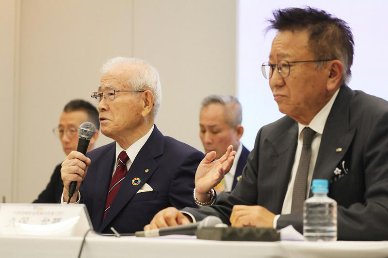 記者会見を終え、握手を交わすヤマダホールディングスの山田昇代表取締役会長兼CEO（左）とエディオンの久保允誉代表取締役会長兼CEO＝東京都千代田区で2026年6月5日午後5時58分、吉田航太撮影, 記者会見するヤマダホールディングスの山田昇代表取締役会長兼CEO（左）とエディオンの久保允誉代表取締役会長兼CEO＝東京都千代田区で2026年6月5日午後5時7分、吉田航太撮影, 記者会見で記者の質問に笑顔を見せるヤマダホールディングスの山田昇代表取締役会長兼CEO（左）とエディオンの久保允誉代表取締役会長兼CEO＝東京都千代田区で2026年6月5日午後5時35分、吉田航太撮影, 記者会見するヤマダホールディングスの山田昇代表取締役会長兼CEO＝東京都千代田区で2026年6月5日午後5時10分、吉田航太撮影, 記者会見するエディオンの久保允誉代表取締役会長兼CEO（右）とヤマダホールディングスの山田昇代表取締役会長兼CEO＝東京都千代田区で2026年6月5日午後5時19分、吉田航太撮影, 記者会見するエディオンの久保允誉代表取締役会長兼CEO（右）とヤマダホールディングスの山田昇代表取締役会長兼CEO＝東京都千代田区で2026年6月5日午後5時17分、吉田航太撮影, 記者会見するエディオンの久保允誉代表取締役会長兼CEO＝東京都千代田区で2026年6月5日午後5時18分、吉田航太撮影, 記者会見で記者の質問に答えるヤマダホールディングスの山田昇代表取締役会長兼CEO（左）とエディオンの久保允誉代表取締役会長兼CEO＝東京都千代田区で2026年6月5日午後5時41分、吉田航太撮影, 記者会見で記者の質問に答えるヤマダホールディングスの山田昇代表取締役会長兼CEO（左）とエディオンの久保允誉代表取締役会長兼CEO＝東京都千代田区で2026年6月5日午後5時半、吉田航太撮影, 記者会見で記者の質問に答えるヤマダホールディングスの山田昇代表取締役会長兼CEO（奥左から2人目）とエディオンの久保允誉代表取締役会長兼CEO（同3人目）＝東京都千代田区で2026年6月5日午後5時29分、吉田航太撮影, 記者会見を終え、手を合わせるヤマダホールディングスの山田昇代表取締役会長兼CEO（左）と握手を求めるエディオンの久保允誉代表取締役会長兼CEO＝東京都千代田区で2026年6月5日午後5時58分、吉田航太撮影, 記者会見を終え、握手を交わすヤマダホールディングスの山田昇代表取締役会長兼CEO（左）とエディオンの久保允誉代表取締役会長兼CEO＝東京都千代田区で2026年6月5日午後5時58分、吉田航太撮影, 記者会見を終え、握手を交わすヤマダホールディングスの山田昇代表取締役会長兼CEO（左）とエディオンの久保允誉代表取締役会長兼CEO＝東京都千代田区で2026年6月5日午後5時56分、吉田航太撮影