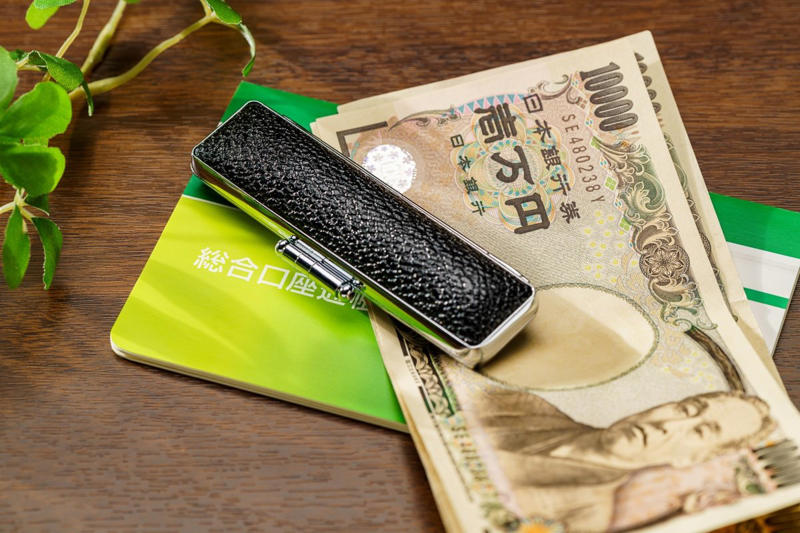 「年金生活者支援給付金」の制度概要, 老齢年金生活者支援給付金の支給対象となる条件, 障害年金生活者支援給付金の支給対象となる条件, 遺族年金生活者支援給付金の支給対象となる条件, 2026年度に改定される最新の給付基準額はいくら?, 老齢年金生活者支援給付金は年間でいくら受け取れるのか, 申請しないと受給できない?請求手続きのパターンを解説, ケース1:すでに年金を受給中で新たに支給対象になった方, ケース2:これから老齢年金の受給が始まる方, 【年金受給額】厚生年金と国民年金の平均月額はどのくらい?, 厚生年金の平均受給月額, 国民年金の平均受給月額, まとめ:公的支援制度と自身の家計状況を確認しよう