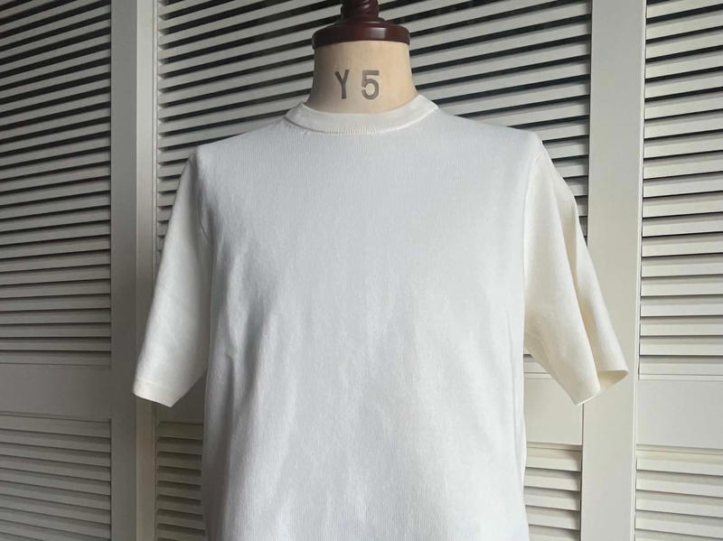 ビジネスシーンに向いていない「ユニクロTシャツの正体」, 一枚で着られるユニクロのビジネスT, ニット編みとは異なるビジネスT, だらしなさを決定づける「着丈の差」という罠