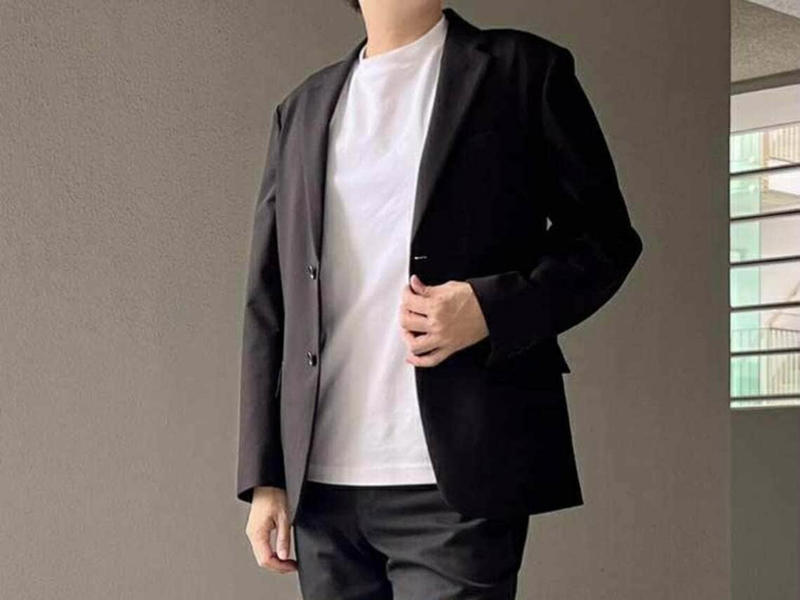 ビジネスシーンに向いていない「ユニクロTシャツの正体」, 一枚で着られるユニクロのビジネスT, ニット編みとは異なるビジネスT, だらしなさを決定づける「着丈の差」という罠