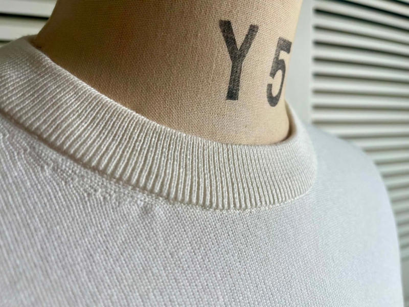 ビジネスシーンに向いていない「ユニクロTシャツの正体」, 一枚で着られるユニクロのビジネスT, ニット編みとは異なるビジネスT, だらしなさを決定づける「着丈の差」という罠