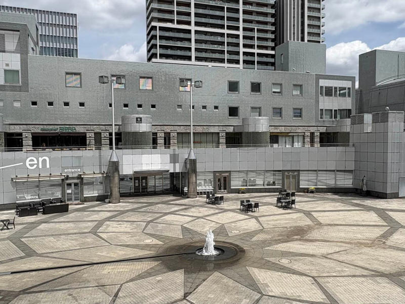 整然としているのに、人の姿が見えない街, にぎわいは駅前ではなく郊外にあった, 土浦駅前は「観光」と「日常」が混ざる場所だった, つくばにとって、土浦は「数ある近隣自治体の一つ」, 駅前商業の終わりは、土浦だけの問題ではなかった