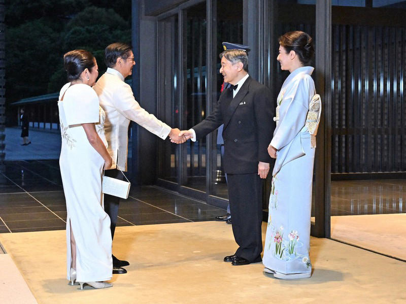 フィリピンのマルコス大統領夫妻を出迎えられる天皇、皇后両陛下＝宮殿・南車寄で2026年5月27日午後7時（代表撮影）, フィリピンのマルコス大統領夫妻を出迎えられる天皇、皇后両陛下＝宮殿・南車寄せで2026年5月27日午後7時（代表撮影）, フィリピンのマルコス大統領夫妻を出迎えられる天皇、皇后両陛下＝宮殿・南車寄で2026年5月27日午後7時（代表撮影）, 宮中晩さん会に出席する秋篠宮家の長男、悠仁さまと天皇、皇后両陛下の長女、愛子さま＝皇居・宮殿「豊明殿」で2026年5月27日午後8時6分（代表撮影）, 宮中晩さん会でフィリピンのマルコス大統領と乾杯される天皇陛下＝皇居・宮殿「豊明殿」で2026年5月27日午後7時57分（代表撮影）, フィリピンのマルコス大統領夫妻を歓迎する宮中晩さん会で言葉を述べる天皇陛下＝皇居・宮殿「豊明殿」で2026年5月27日午後7時49分（代表撮影）, 宮中晩さん会で乾杯する秋篠宮家の長男、悠仁さま＝皇居・宮殿「豊明殿」で2026年5月27日午後8時5分（代表撮影）, 宮中晩さん会に臨む天皇、皇后両陛下とフィリピンのマルコス大統領夫妻＝皇居・宮殿「豊明殿」で2026年5月27日午後7時46分（代表撮影）, 宮中晩さん会に出席する秋篠宮家の長男、悠仁さまと天皇、皇后両陛下の長女、愛子さま＝皇居・宮殿「豊明殿」で2026年5月27日午後7時57分（代表撮影）