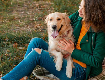なぜ？犬が人間を好きな理由, 『人間が大好きな犬』の特徴５選, 1.自分から積極的に近づいていく, 2.全身で会えた喜びを表現する, 3.目を逸らさず穏やかな表情で見つめる, 4.人前で無防備な姿を見せる, 5.誰に触れられても怒らない, 犬の警戒心を解く方法は？, 人間が大好きな人懐っこい犬に育てるコツ