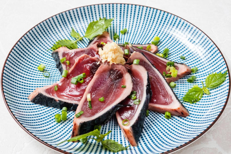 高知名物「鰹」の現地価格が話題, 鰹の豊漁により販売価格が低下, 高知県で鰹漁が盛んな理由は？, みんな高知県観光でいくら使う？高知県の2023年の観光消費額について紹介