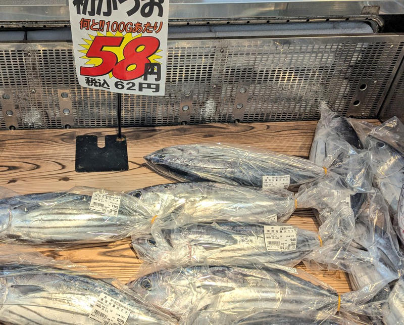 高知名物「鰹」の現地価格が話題, 鰹の豊漁により販売価格が低下, 高知県で鰹漁が盛んな理由は？, みんな高知県観光でいくら使う？高知県の2023年の観光消費額について紹介