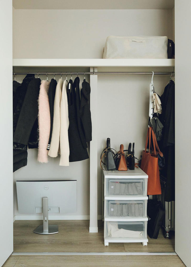 思い入れが強いからこそ服の処分はあと回し。抵抗感を薄めてから向き合いました, 服の組み合わせをイラストで描き、イメージしてから買い足します, シューズは服に合わせやすいモノトーンを中心に最低限の数で, マザーズバッグはすぐ買わず、まずはあるもので対応