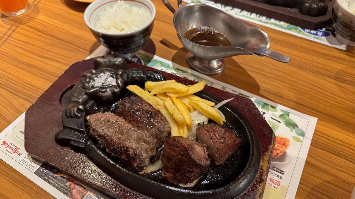 掲げるのは「ご馳走カンパニー」の実現, 目の前に広がる光景に圧倒された, スイーツやドリンクメニューも充実, コスト高が続く外食業界でなぜここまで収益が改善できるのか, 価格改定成功の構造分析, この好業績に、死角はあるか