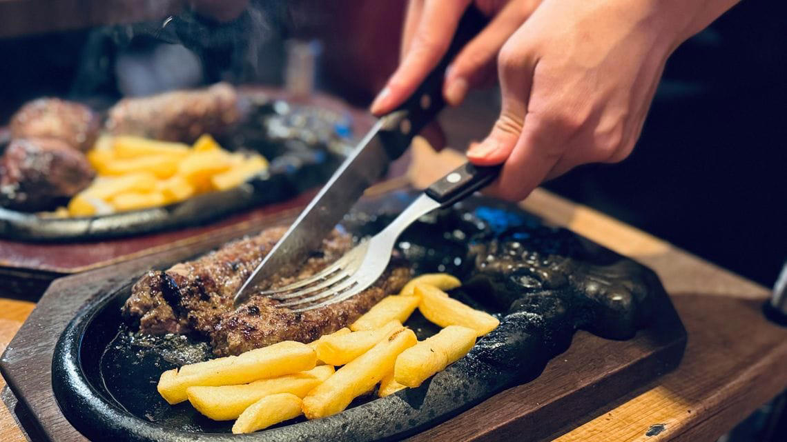 掲げるのは「ご馳走カンパニー」の実現, 目の前に広がる光景に圧倒された, スイーツやドリンクメニューも充実, コスト高が続く外食業界でなぜここまで収益が改善できるのか, 価格改定成功の構造分析, この好業績に、死角はあるか