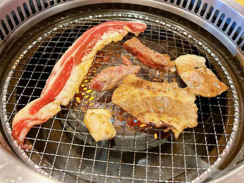 ■20秒で分かる！焼肉きんぐの食べ放題コースの要約, ■焼肉きんぐの食べ放題コース4種類を徹底比較！値段・違い早見表, ■焼肉きんぐの「58品コース」の食べ放題の内容・値段, ■焼肉きんぐの「きんぐコース」の食べ放題の内容・値段, ■焼肉きんぐの「プレミアムコース」の食べ放題の内容・値段, ■焼肉きんぐの「ランチコース」の食べ放題の内容・値段, ■【実体験レビュー】焼肉きんぐの「きんぐコース」を実食！おすすめメニューは？, ■待たずに入れる！焼肉きんぐの予約の裏技・クーポン情報, ■「焼肉ポリス」に焼き方を聞けばもっとおいしく楽しめる！, ■焼肉きんぐのコースに関するQ&amp;A, ■【まとめ】焼肉きんぐの食べ放題は「きんぐコース」がコスパ最強で大満足！