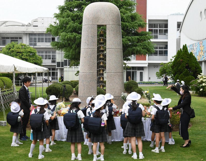 追悼式典の後に献花する児童たち＝大阪府池田市で2025年6月8日午前11時41分、加古信志撮影, 警備員に見守られながら登校する大阪教育大付属池田小の児童たち＝大阪府池田市で2021年6月8日午前7時56分、滝川大貴撮影, メモを基に、池田小乱入殺傷事件当時の対応を振り返る源克己さん＝大阪府豊中市で2026年5月27日午後1時54分、北村秀徳撮影, 大阪教育大付属池田小では毎年、事件があった6月8日に追悼式典が開かれる＝大阪府池田市で2021年6月8日、滝川大貴撮影