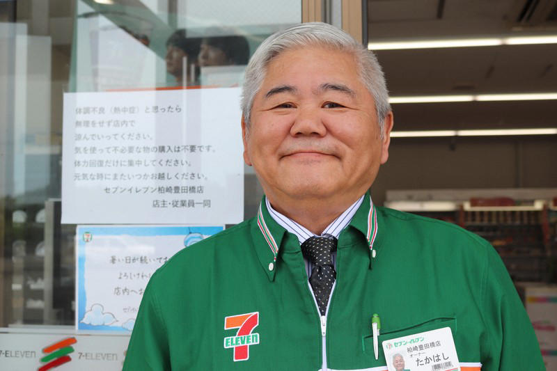 新潟県内の3店舗に張り紙を実施するオーナーの高橋達也さん。本部勤務含め、コンビニ人生45年だ＝柏崎市で2026年5月27日午後0時2分、浜田奈美撮影, 上がこの夏に向けた高橋さんの張り紙、下が本部から届いたポスター＝柏崎市で2026年5月27日午後0時3分、浜田奈美撮影, 張り紙の冬バージョン。「心にしみる」など、豪雪地帯を走るドライバーに好評だった＝Threadsの投稿から, 大型トラックが止まる北陸自動車道の大積PA（下り）のコンビニ店頭＝長岡市で2026年5月27日午後1時35分、浜田奈美撮影