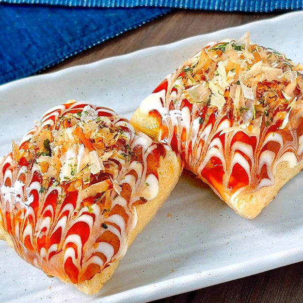 お好み焼き風油揚げ, 作り方：① ボウルに【A】を入れて混ぜる。油揚げを半分に切り、【A】を詰める。, ② フライパンにサラダ油を引いて中火に熱する。①を入れてふたをし、両面がカリッとするまで焼く。器に盛り、お好みのトッピングをしたら、完成！, 💡失敗しないポイント, ほかの油揚げレシピも。「逆きつねうどん」動画をチェック！