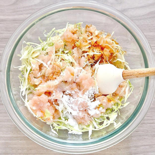 お好み焼き風油揚げ, 作り方：① ボウルに【A】を入れて混ぜる。油揚げを半分に切り、【A】を詰める。, ② フライパンにサラダ油を引いて中火に熱する。①を入れてふたをし、両面がカリッとするまで焼く。器に盛り、お好みのトッピングをしたら、完成！, 💡失敗しないポイント, ほかの油揚げレシピも。「逆きつねうどん」動画をチェック！